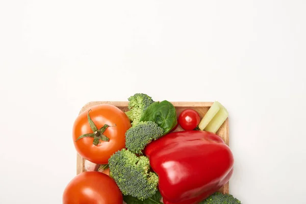 Vue Dessus Des Légumes Frais Dans Bol Sur Fond Blanc — Photo