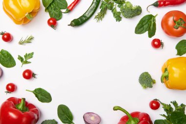 Düz beyaz arka plan üzerinde organik sebze ile göklere