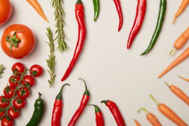 Gri arka planda organik sebzelerle yatıyordu.