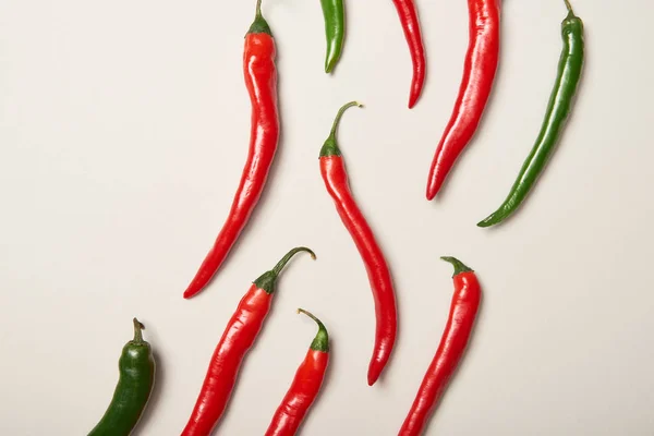 Flat Lay Red Green Chili Peppers Grey Background — Stock Photo, Image