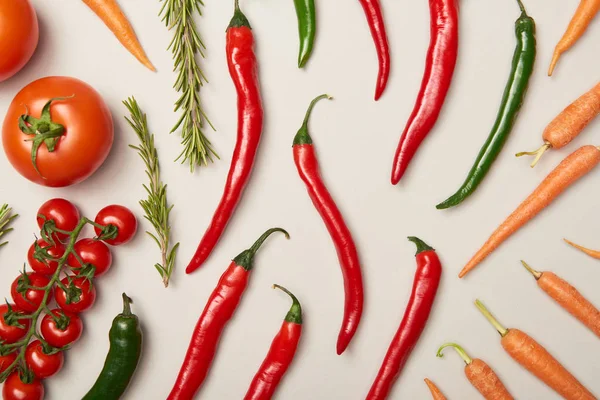 Acostado Plano Con Verduras Romero Sobre Fondo Gris —  Fotos de Stock