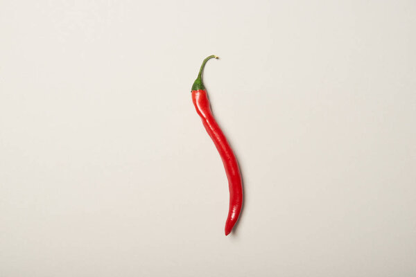 Вид сверху перца чили, изолированный от серого
