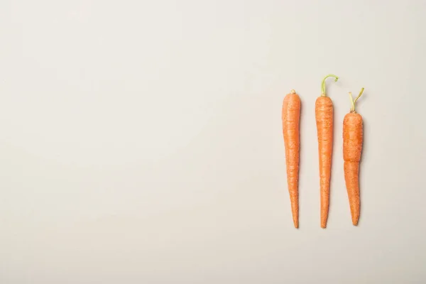 Vista Superior Zanahorias Frescas Sobre Fondo Gris — Foto de Stock
