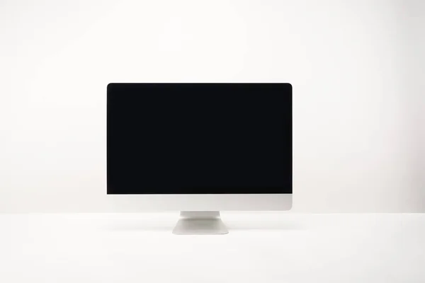 Στο Χώρο Εργασίας Επιτραπέζιο Υπολογιστή Που Απομονώνονται Λευκό Αντίγραφο Χώρου — Φωτογραφία Αρχείου