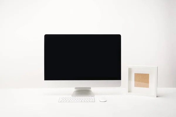 Arbeitsplatz Mit Fotorahmen Und Desktop Computer Mit Kopierraum Isoliert Auf — Stockfoto