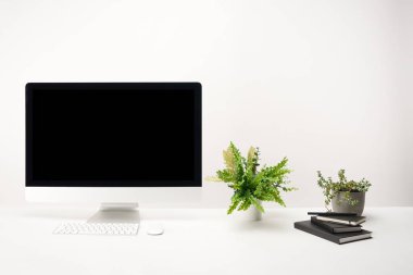 çalışma alanı ile yeşil bitkiler, Notebook ve masaüstü bilgisayar üzerinde beyaz izole kopya alanı ile