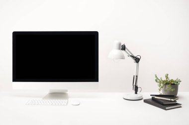 çalışma alanı ile üzerine beyaz izole kopya alanı ile lamba, bitkiler, dizüstü bilgisayarları ve masaüstü bilgisayar