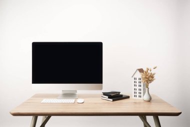 çalışma alanı ile Kuru çiçekler, ev modeli, Notebook ve masaüstü bilgisayar üzerinde beyaz izole kopya alanı ile