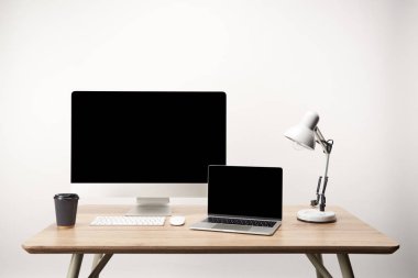 çalışma alanı lamba, gidilir, masaüstü bilgisayar ve dizüstü bilgisayar üzerinde beyaz izole kopya alanı ile kahve ile