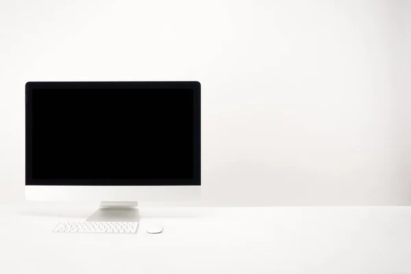 Στο Χώρο Εργασίας Επιτραπέζιο Υπολογιστή Που Απομονώνονται Λευκό Αντίγραφο Χώρου — Φωτογραφία Αρχείου