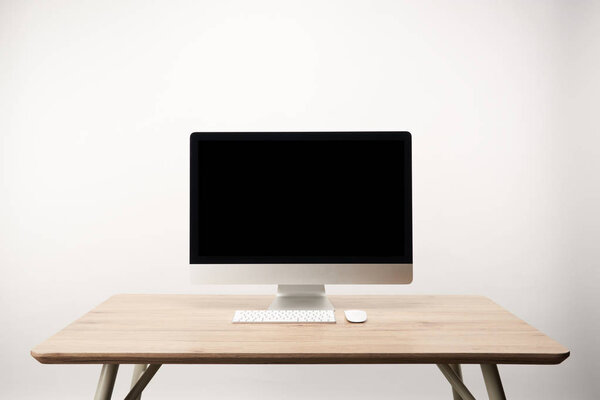 рабочее место с настольным компьютером на деревянном столе изолированы на белом с копировальным пространством
