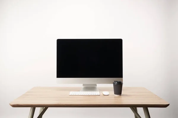 Arbeitsplatz Mit Coffee Und Desktop Computer Isoliert Auf Weiß Mit — Stockfoto