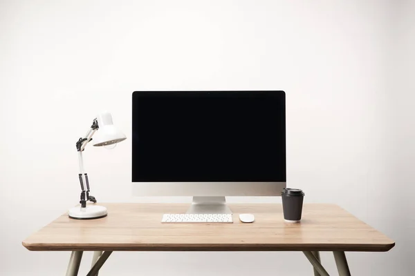 Lugar Trabajo Con Lámpara Café Para Llevar Computadora Escritorio Con — Foto de Stock