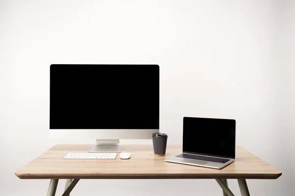 Lugar Trabajo Con Café Para Llevar Computadora Escritorio Computadora Portátil —  Fotos de Stock