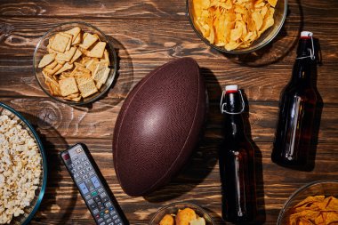 parti aperatifler kase kahverengi şişe bira ve topu yakınındaki üstten görünüm ahşap tablo