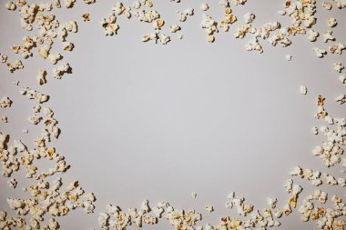 üstten görünüm üzerinde beyaz izole lezzetli ve tuzlu Mısır yalan 