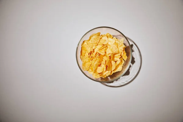 Ovanifrån Glasskål Med Läckra Chips Vit Bakgrund — Stockfoto