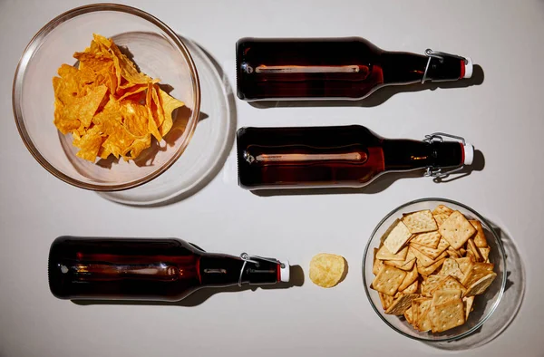 Draufsicht Auf Flaschen Mit Bier Der Nähe Leckerer Snacks Auf — Stockfoto