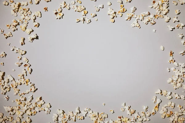 Widok Góry Smaczne Słony Popcorn Leżącego Białym Tle — Zdjęcie stockowe