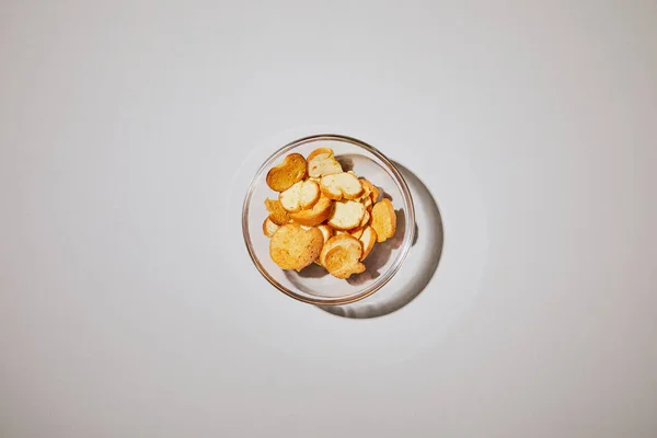 Bovenaanzicht Van Zoute Snack Glazen Kom Witte Achtergrond — Stockfoto