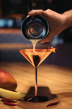 Elek metal cam ile shaker kokteyl dökme barmen seçici odak 