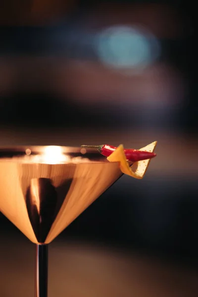 Närbild Alkoholhaltiga Cocktail Metall Glas Dekorerade Med Chili Peppar Och — Stockfoto