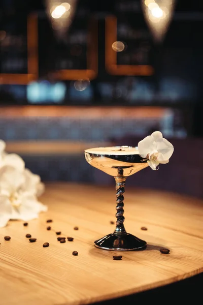 Concentrarea Selectivă Cocktail Ului Alcoolic Sticlă Metalică Decorată Flori Orhidee — Fotografie, imagine de stoc