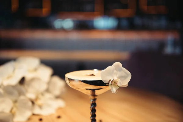 Αλκοολούχα Κοκτέιλ Στο Μέταλλο Γυαλί Διακοσμημένο Ορχιδέα Λουλούδι Σκούρο Φόντο — Φωτογραφία Αρχείου