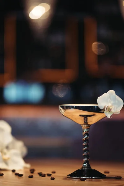 Koktail Alkohol Dalam Kaca Logam Dihiasi Dengan Bunga Anggrek Pada — Stok Foto
