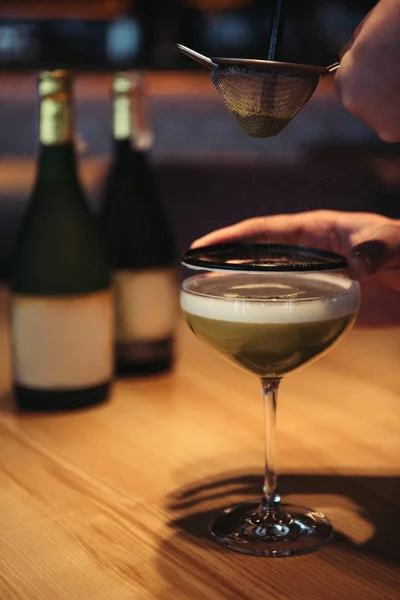 Selective Focus Bartender Preparing Alcoholic Cocktail Using Sieve — Stock Photo, Image