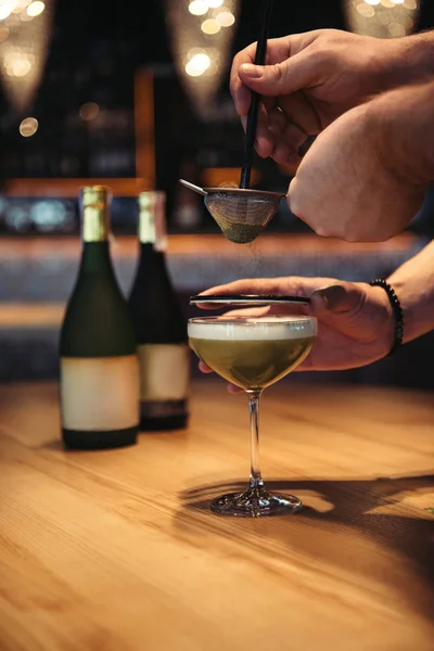 Μερική Άποψη Των Bartenders Προετοιμασία Αλκοολούχα Κοκτέιλ Χρησιμοποιώντας Κόσκινο Ξύλινο — Φωτογραφία Αρχείου