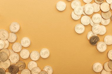 Top altın sikke görünümünü dolar portakal kopya alanı, st ile izole işareti ile patrick günü kavramı