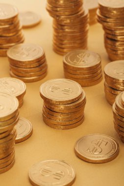 seçici odak dolar portakal, st izole işareti ile altın sikkelerin patrick günü kavramı