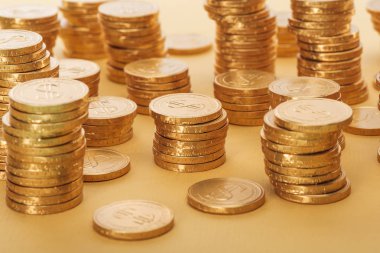 dolar portakal, st izole işareti ile altın sikke yığınları patrick günü kavramı