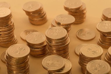 metal altın sikke dolar portakal, st izole işareti ile patrick günü kavramı