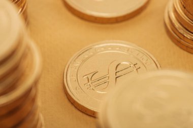 yakın altın sikkelerin dolar portakal, st izole işareti ile patrick günü kavramı
