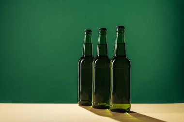 bira şişeleri gölgeler ve yeşil, st izole kopya alanı ile patrick günü kavramı