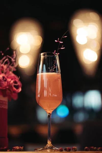Επιλεκτική Εστίαση Του Ροζ Αλκοολούχα Κοκτέιλ Διακοσμημένο Ξηρά Λουλούδια Σκούρο — Φωτογραφία Αρχείου