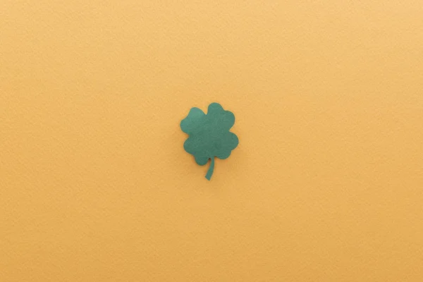 Top View Shamrock Isolated Orange Copy Space Patrick Day Concept — Stock Photo, Image