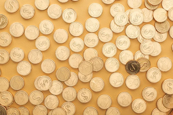 Top Van Weergave Van Glanzende Gouden Munten Met Dollartekens Geïsoleerd — Stockfoto