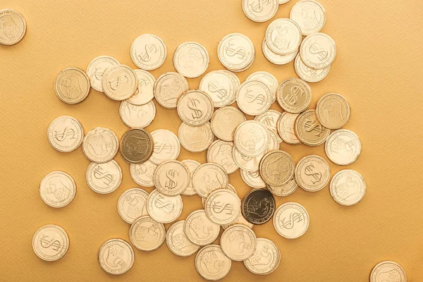 Κάτοψη Λαμπερά Χρυσά Νομίσματα Σημεία Δολάριο Που Απομονώνονται Πορτοκαλί Χρώμα — Φωτογραφία Αρχείου