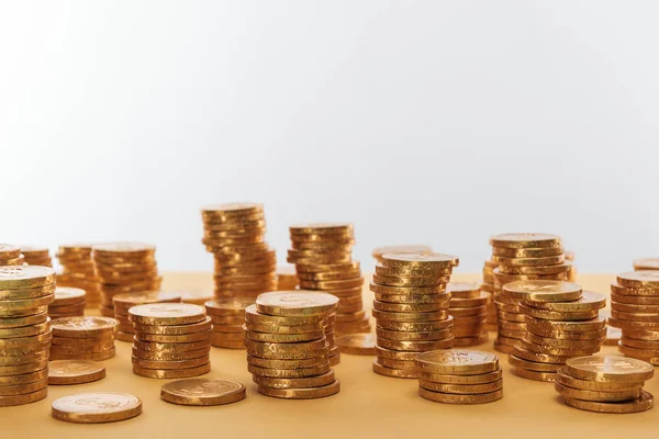 Hileras Monedas Doradas Brillantes Aisladas Blanco Con Espacio Copia Concepto —  Fotos de Stock