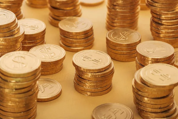 Σωρούς Των Χρυσών Νομισμάτων Σημεία Δολάριο Που Απομονώνονται Πορτοκαλί Χρώμα — Φωτογραφία Αρχείου