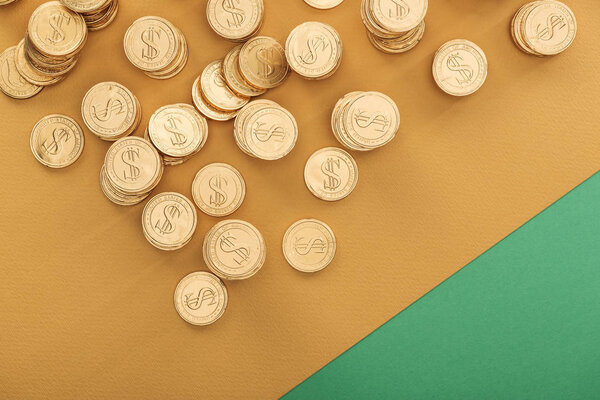 вид золотых монет с долларовыми знаками на зеленом и оранжевом фоне, концепция дня святого Патрика
