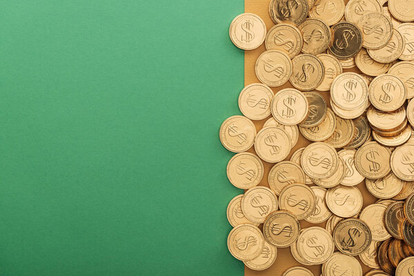 верхний вид золотых монет с долларовыми знаками и копировальным пространством на зеленом и оранжевом фоне, концепция дня святого Патрика
