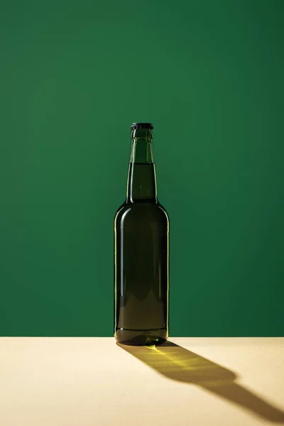 Μπουκάλι Μπύρας Σκιά Που Απομονώνονται Πράσινο Patrick Ημέρα Έννοια — Φωτογραφία Αρχείου