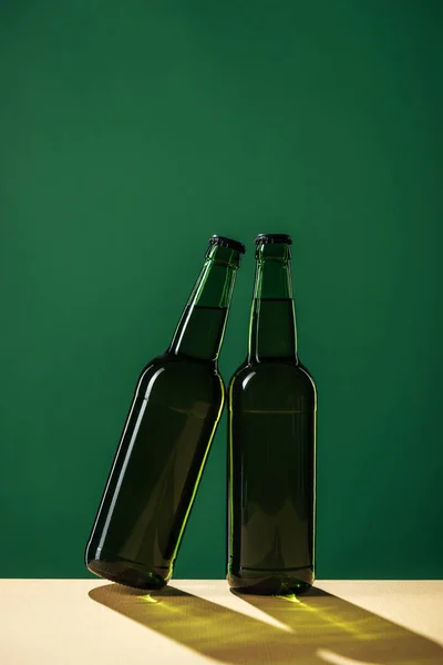 Bierflaschen Isoliert Auf Grünem Patrick Day Konzept — Stockfoto