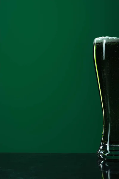 Vetro Birra Con Schiuma Isolata Verde Con Spazio Copia Concetto — Foto Stock