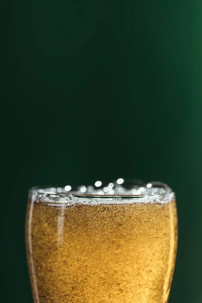 Επιλεκτική Εστίαση Ποτήρι Μπύρα Απομονώνονται Πράσινο Αντίγραφο Χώρος Patrick Ημέρα — Φωτογραφία Αρχείου