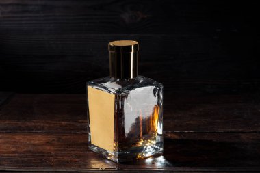 şişe viski boş etiket ile kahverengi ahşap masa üzerinde görmek 